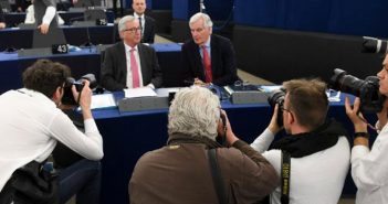 Junker i Barnije na plenarnom zasedanju EP uoči glasanja o Rezoluciji o pregovorima sa UK