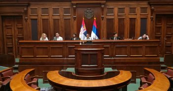 Srednjoškolci debatovali u domu naroda, u poslaničkim klupama njihovi vršnjaci